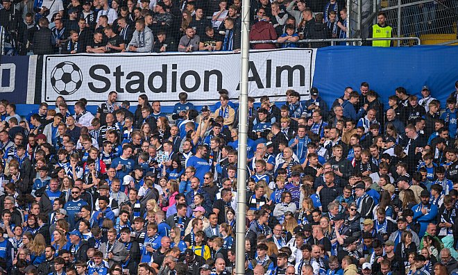 Offiziell beträgt das Fassungsvermögen des Bielefelder Stadions 27.332 Plätze. Der Stehbereich auf der Südtribüne ist immer voll. - Teresa Kroeger/RHR-FOTO
