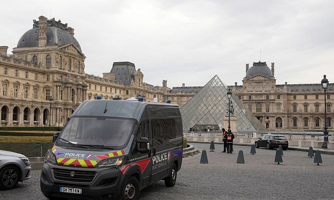 Die Polizei meldet nach dem Raubüberfall auf den Louvre einen Fahndungserfolg. (Archivbild) - Thibault Camus/AP/dpa