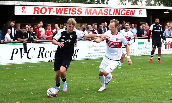 Endstation Maaslingen: Die favorisierten Rödinghauser mit Mattis Rohlfing (l.) verloren beim Westfalenligisten. Magnus Giersdorff und Torschütze Kadir Yildirim (im Hintergrund) hatten im Elfmeterschießen das bessere Ende für sich. - Thomas Kühlmann