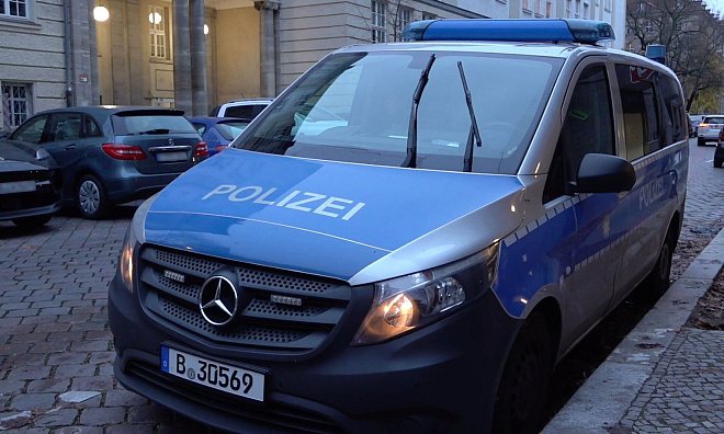 Ein Polizeiauto steht nach vermeintlichen Anschlagsandrohungen vor einer Berliner Schule. - Sven Käuler/dpa