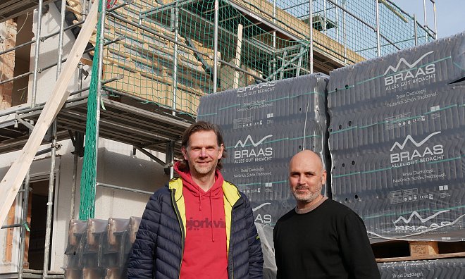 Hausbesitzer Kolja Dunkel (l.) und Energieberater Klaus Barkmann wollen innerhalb von gut einem Monat ein Haus in Bielefeld sanieren. - Jemima Wittig
