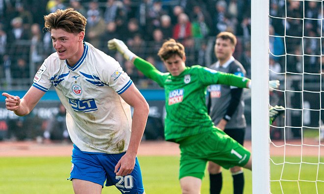 Ryan Naderi (l.) bejubelt seinen Treffer zum 3:0 im jüngsten Drittligaspiel des FC Hansa Rostock beim SSV Ulm 1846. - IMAGO/Ostseephoto