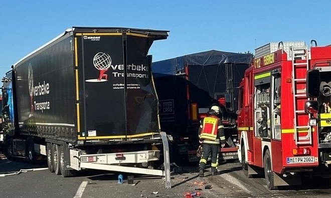 Die Lkw kollidierten auf der A2 bei Porta Westfalica. - Feuerwehr Porta