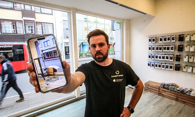 Kilian Stranghöner ist Opfer eines Einbruchs geworden. Auf seinem Handy zeigt er das Chaos. dass der oder die Täter hinterlassen haben. - Daniel Salmon