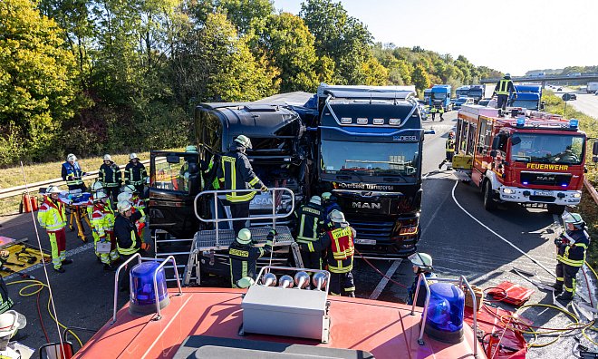 Die Autobahn war für die Rettungsarbeiten und bleibt für Aufräumarbeiten noch gesperrt. - Feuerwehr Porta/Michael Horst