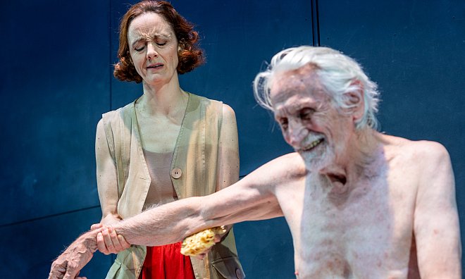 Die Tocher-Vater-Beziehung zwischen Tochter Helen (Claudia Sutter) und Vater Richard (Heiner Stadelmann) ist brüchig. - Tobias Kreft