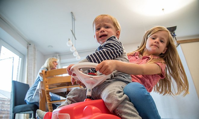 Da müssen sie erst mal alleine durch: Geschwister sollten miteinander streiten können. - Christin Klose/dpa-tmn