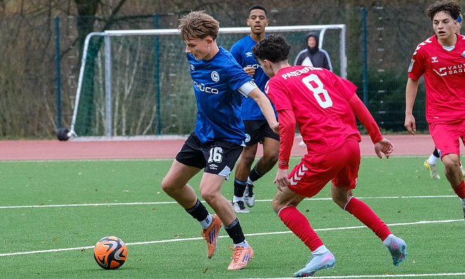 Arminias Kapitän Till Wegener wird in dieser Szene von Paderborns Cihan Agirayak attackiert. - Andreas Zobe