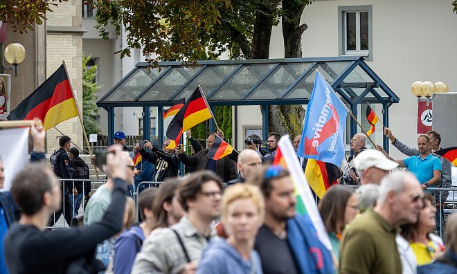 Nicht nur im Wahlausschuss sorgte der AfD-Bürgermeisterkandidat Marvin Weber für Empörung, sondern auch dessen Auftreten bei einer Kundgebung im August, bei der sich rund 1.500 Gegendemonstranten zusammenfanden. - Niklas Tüns