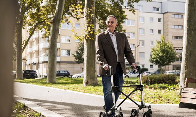 Endlich wieder sicher unterwegs! Ein Rollator ist nichts, wofür man sich schämen muss. - Uwe Umstätter/Westend61/dpa-tmn