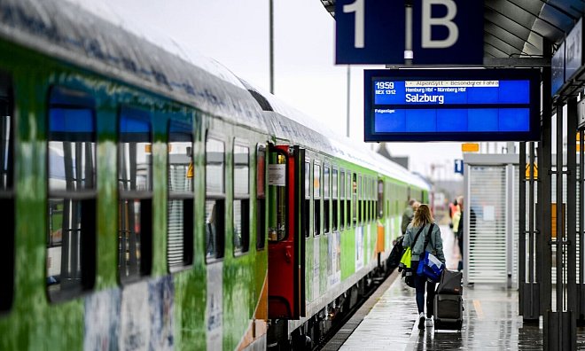 Viele Skigebiete in den Alpen sind gut mit der Bahn erreichbar: In einigen Orten führt der Weg vom Bahnhof direkt zur Talstation. - Axel Heimken/dpa