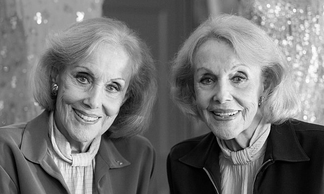 Alice (l.) und Ellen Kessler erlangten als Sängerinnen und Tänzerinnen international Berühmtheit. (Archivbild) - Lennart Preiss/dpa