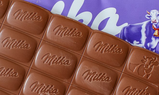 Eine Tafel Milka-Schokolade auf einem Tisch. Aktuell ruft das Unternehmen eine beliebte Sorte zurück. - picture alliance/dpa