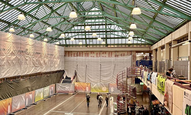 Für die Sanierung der Uni Bielefeld werden derzeit die Bereiche des zweiten Bauabschnitts vom Rest des Hauptgebäudes abgetrennt. - Peter Unger