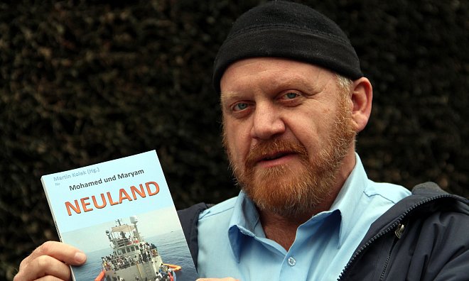Will zum Nachdenken und Handeln aufrufen: Ausgehend von seinen Erfahrungen bei der Rettung von Flüchtlingen im Mittelmeer hat Martin Kolek im Selbstverlag ein Buch herausgegeben. - Marco Schreiber