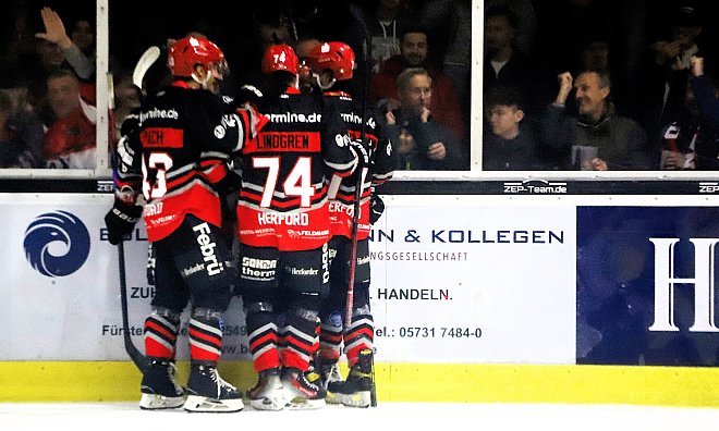Die Herforder Ice Dragons feiern ein Tor und bereiten sich auf ihr intensives Spielprogramm vor. - Archivbild: Jürgen Feyerabend