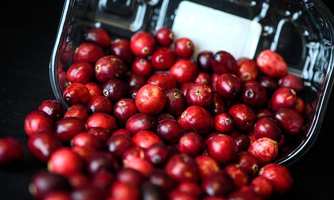 Kugelrund und leuchtend rot: Cranberrys haben aktuell Saison. - Sina Schuldt/dpa-tmn