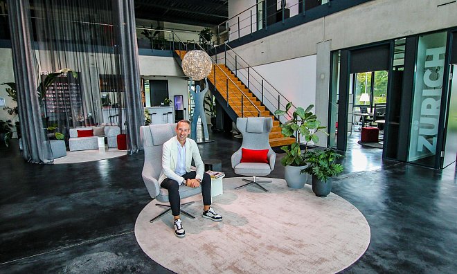 Tino J. Röse ist der Kopf von "emotions4life". Vor 15 Jahren gründet er das Unternehmen und arbeitet sich Jahr für Jahr immer weiter an die Spitze seiner Branche hoch. Hier sitzt er in der „Media Gallery“, die gleich mehrere Hingucker zu bieten hat – darunter ein von der Decke hängender Vorhang, der sich elegant um eine Sofalandschaft windet. - Daniel Salmon