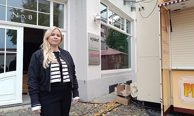 Jana Nalop berichtet von Einnahmeausfällen, die ihr durch die Bude vor ihrem Schaufenster entstanden seien. - Sven Hauhart