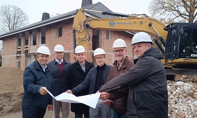 Planer Gürbüz Aycik (v.l.), die Ärzte Daniel Hense, Patrick Diekmann, Olaf Steiner und Thomas Siems sowie Bauleiter Tobias Meyer stehen vor der alten Villa, die zum Ärztehaus umgebaut wird. - Sven Hauhart