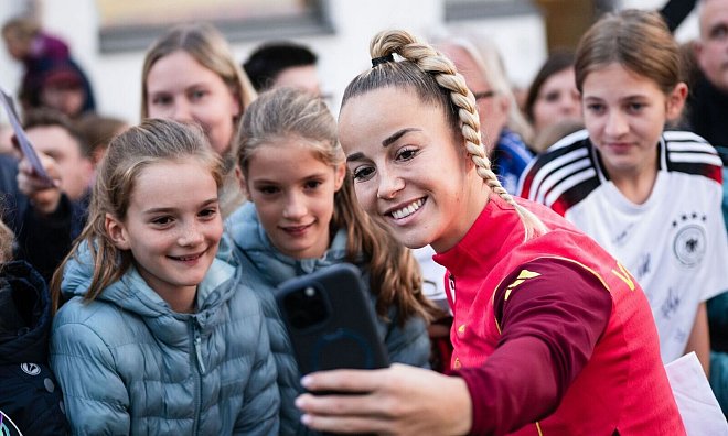 Da geht noch mehr: DFB-Kapitänin Giulia Gwinn hofft durch die Investitionen auf bessere Bedingungen in der Bundesliga. (Archivbild) - Marius Becker/dpa