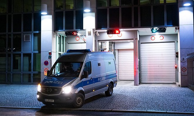 Ein Polizeiwagen fährt aus dem Amtsgericht Tiergarten. Dort hat ein Haftrichter nach einer Vorführung Haftbefehl gegen den Verdächtigen erlassen. - Christophe Gateau/dpa