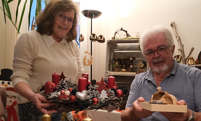 Karin Lorig und Michael Beck haben aus ihrem Eigenheim wieder ein Advents- und Weihnachtshaus mit großer Deko-Ausstellung gemacht. Das Motto heißt in diesem Jahr "Krippen, Kränze, Kerzenschein". - Nicole Bliesener
