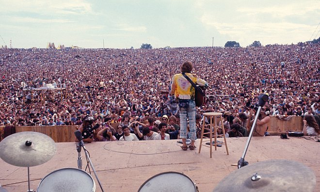 Das legendäre Bild. Es zeigt den fast einsamen Musiker John Sebastian vor 500.000 Besuchern auf der "Woodstock-Wiese". - Henry Diltz