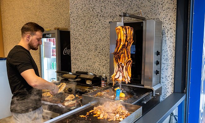 300 bis 400 Döner gehen pro Tag über den Tresen. - Philipp von Ditfurth/dpa