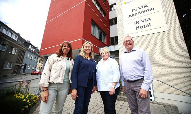 Auf die Feier anlässlich des 75-jährigen Jubiläums der Invia-Akademie in Paderborn freuen sich (v.l.) Manon Lange-Wagner (Akademieleitung, Fachbereich Hauswirtschaft und Ernährung), Anne Kraßort (stellvertretende Akademieleitung, Fachbereich Pflege und Gesundheit), Edeltraud Glahn (Hotelleitung) und Jörg Meyer (Geschäftsführer). - Rajkumar Mukherjee