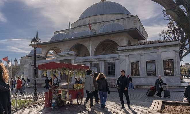 Menschen gehen an einem Straßenimbiss vor der Hagia Sophia im Viertel Sultanahmet, dem historischen Zentrum Istanbuls, vorbei. - Ahmed Deeb/