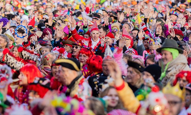 Bei strahlendem Sonnenschein ist in Köln der Beginn der Karnevalszeit gefeiert worden. - Rolf Vennenbernd/dpa