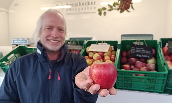 Dirk Meinen vom Bermbecker Obstgarten aus Hiddenhausen präsentiert einen allergikerfreundlichen Apfel. - Sven Hauhart