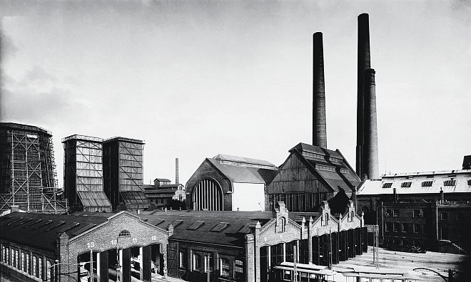 Max und Moritz in voller Pracht: 1913 entstand dieses Foto der beiden mächtigen Schornsteine auf dem Gelände der Stadtwerke. Das kleine Foto oben ist aus dem Jahr 1920 und zeigt, dass Max und Moritz nicht alleine auf dem Gelände standen.
