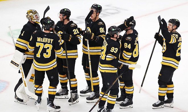 Die Boston Bruins bleiben unter Trainer Marco Sturm ungeschlagen. - Michael Dwyer/AP/dpa
