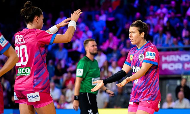 Die deutschen Handballerinnen bejubeln ihren Sieg gegen die Niederlande. - Marco Wolf/dpa