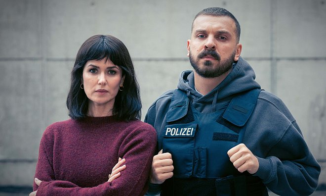 Im Tatort "Dunkelheit" löst ein neues Duo das bisherige Gespann Janneke (Margarita Broich) und Brix (Wolfram Koch) ab. Edin Hasanovic und Melika Foroutan spielen ein Duo für Cold Cases. - HR/Degeto/Sommerhaus/Daniel Dornhöfer