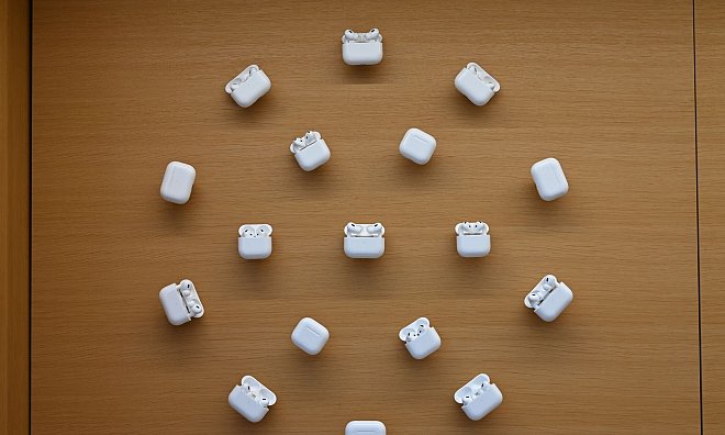 Nutzer in der EU bekommen die Live-Übersetzungsfunktion später in ihre AirPods. (Archivbild) - David Hammersen/dpa