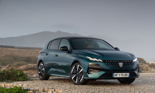 Facelift: Die aufgefrischte Frontpartie des Peugeot 308 kommt mit einer stark veränderten Lichtsignatur und beleuchtetem Löwenlogo. - Peugeot/dpa-tmn