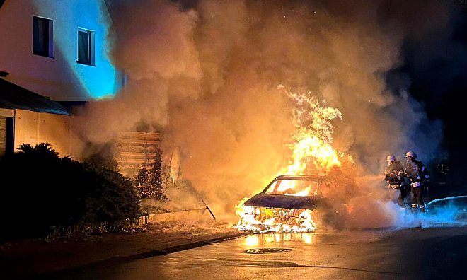 In Steinhagen brannte Freitagmorgen an der Waldbadstraße ein Fahrzeug. Die Feuerwehr war schnell vor Ort und konnte ein Ausbreiten der Flammen verhindern. - Feuerwehr Steinhagen