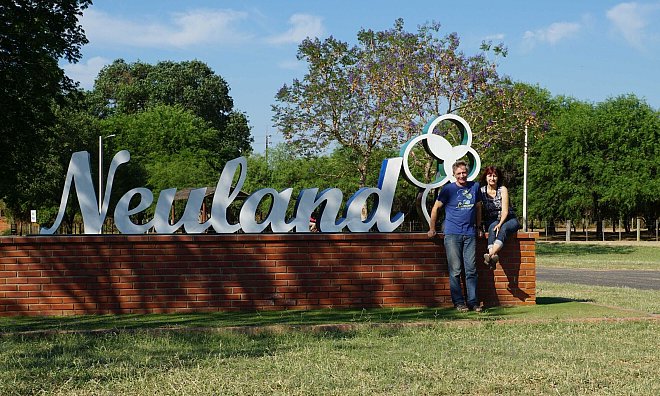 Willkommen in Neuland: Elli und Ernst Pankratz am Ortseingang zum Zentrum der Kolonie. Der Ortseingang ist auch ein beliebtes Fotomotiv. - Pankratz