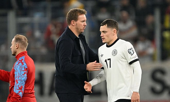 Bundestrainer Nagelsmann (l.) bedankt sich bei Wirtz für seinen Einsatz. - Federico Gambarini/dpa