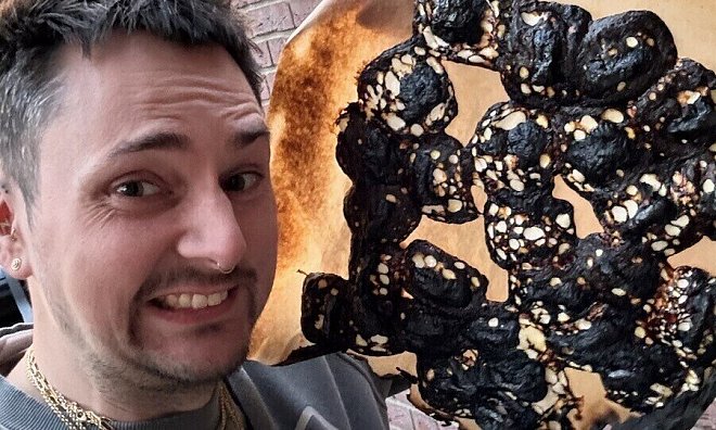 Flambierte Marshmallows gehören offensichtlich nicht zu Marc Sonnenbergs Koch-Stärken. - Marc Sonnenberg