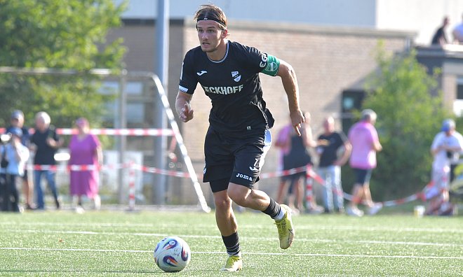 Mit seinem Last-Minute-Treffer sichert Julian Stark dem SC Verl den Sieg gegen Alemannia Aachen. - sport/presse/foto Dünhölter