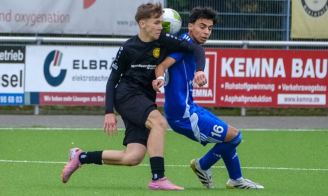 Wellensieks Jannis Ringels (l.) und seine U17 verloren das Duell gegen Eren Kali und dessen Schloß-Holter. - Andreas Zobe