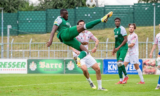 Alles reinwerfen: Für Abdul Moursalim Fesenmeyer (vorne) und den SV Rödinghausen soll es in der Partie gegen die U23 von Fortuna Düsseldorf endlich wieder aufwärts gehen. - Joel Beinke