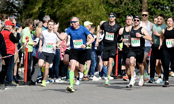 Er weiß, wo die Kamera steht: Thomas Laufer (Nummer 1225) vom SV Husum stürmt beim Start der 11,4 Kilometer vorneweg und grüßt die Menschenmenge. Am Ende schafft er es in 54:31 Minuten auf den 51. Platz. - Jürgen Krüger