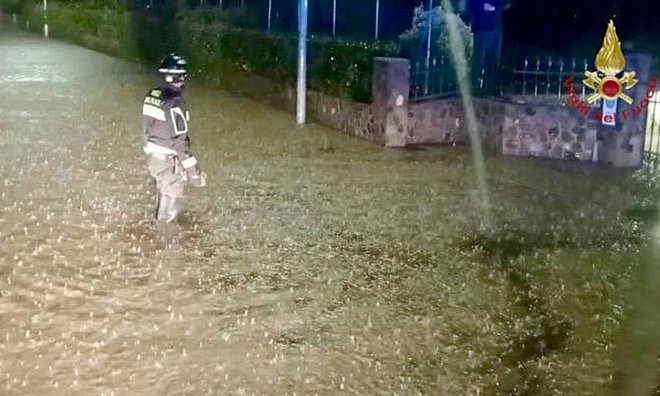 In der Region hatte es in den vergangenen Tagen heftig geregnet. Zahlreiche Straßen sind überschwemmt. Viele Keller stehen unter Wasser. - Vigili del Fuoco/dpa