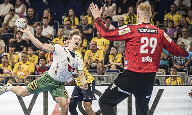 Niclas Heitkamp hat sich durchgesetzt und erzielt für GWD den Treffer zum zwischenzeitlichen 7:7. Allerdings taten sich die Mindener gegen den starken Löwen-Torhüter David Späth oft schwer. Foto: - PIX-Sportfotos