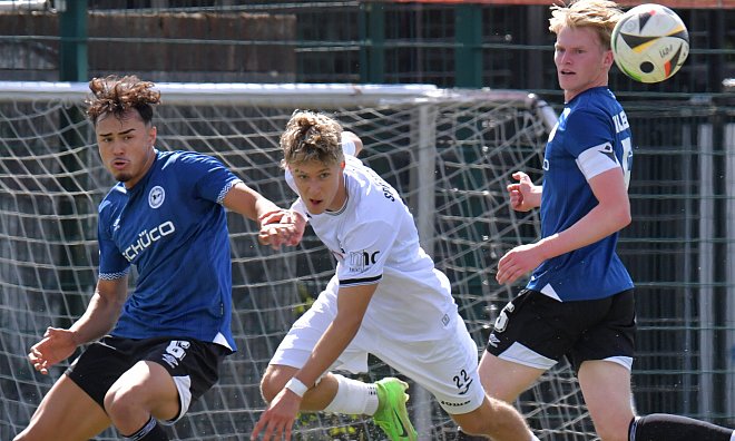 Arminias Suat Fajic (l.) und Yoost Diezemann, hier gegen den SC Verl II, hatten in Lippstadt jede Menge zu tun, ehe der 2:1-Erfolg besiegelt war. - sport/presse/foto Dünhölter